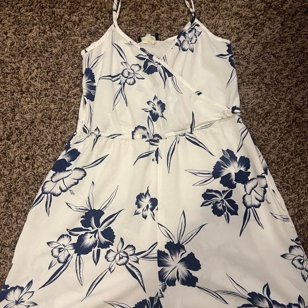 Charlie California white and blue floral dress with tie back detail. Size: 9